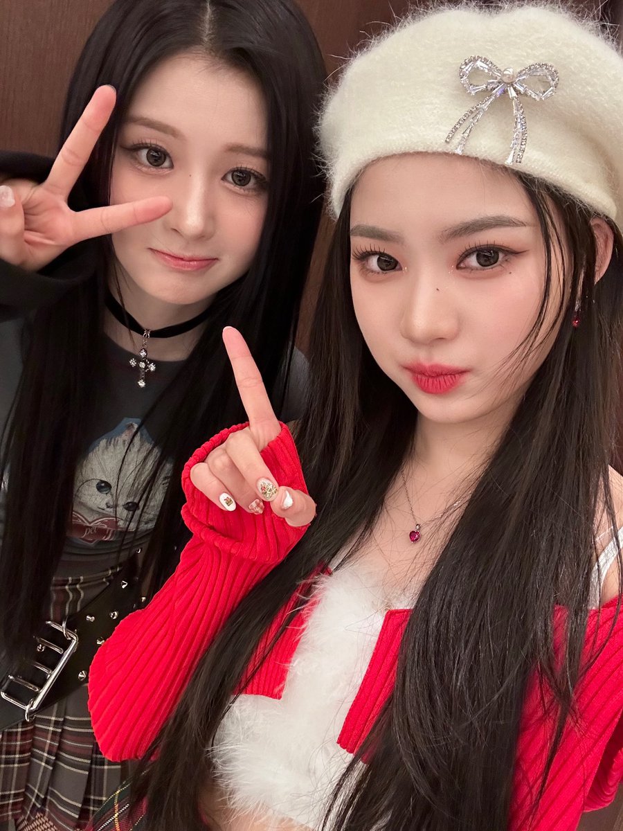 nmixxpics_'s tweet photo. SULLYOON AND STAYC’S ISA FIRST SELCA TOGETHER! https://t.co/D0WRj3cyg5