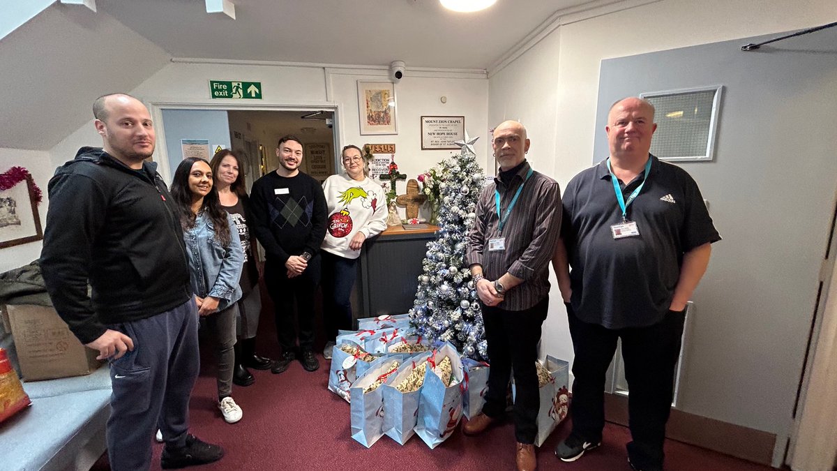 Christmas is a difficult time for many - y'day we enjoyed chatting to residents, volunteers, staff & those enjoying a Christmas meal @NewHopeHQ & @DENSinDacorum. Quiz, bingo, gifts, hairdressers & most importantly someone to talk to. Thank you for allowing us to visit #Herts