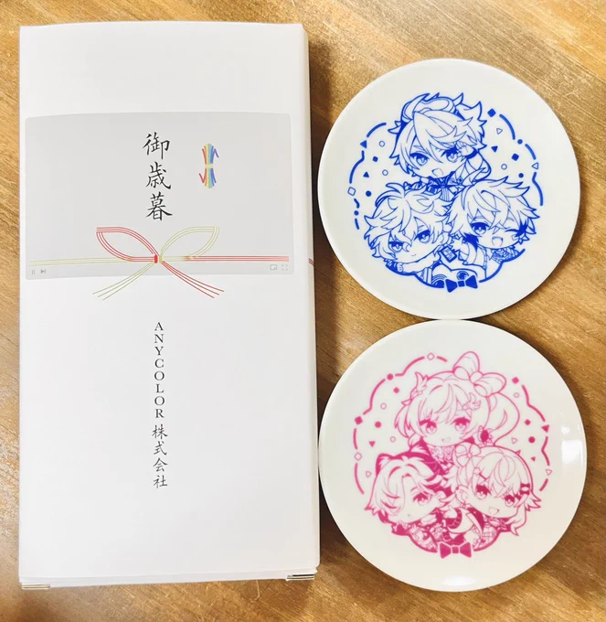 ANYCOLOR様からたいへん素敵なお歳暮をいただきました🙏
豆皿めちゃめちゃ可愛い…!掛け紙のデザインが動画再生画面になってるのも芸が細かい😳 