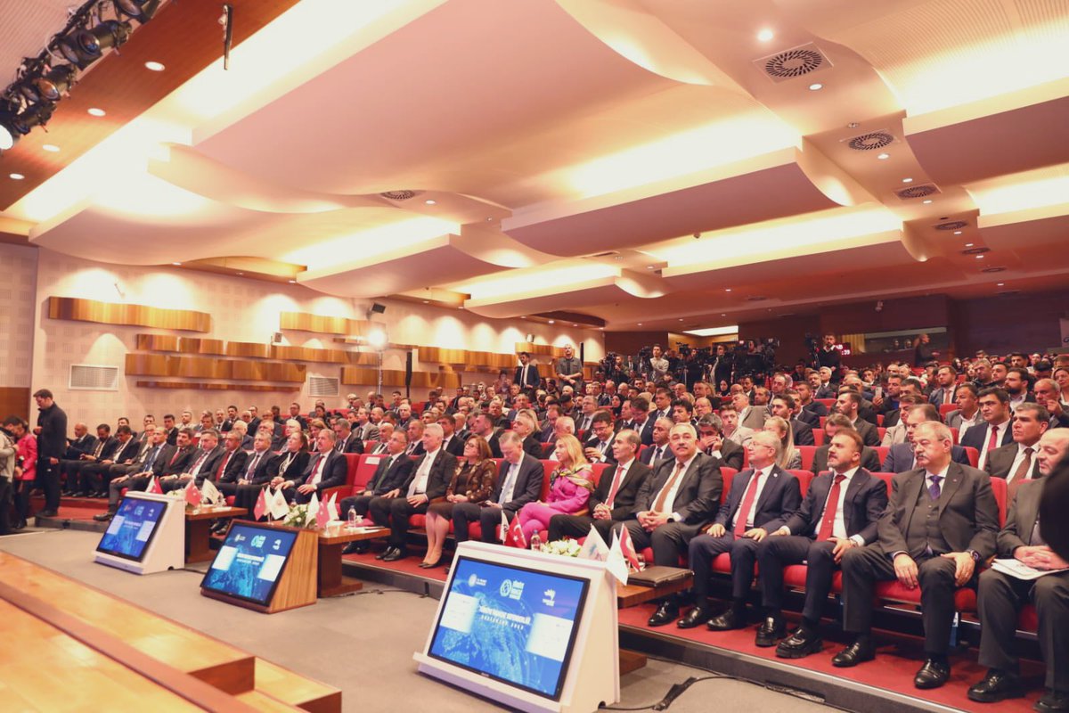 Turkuaz Medya Grubu’nun tertiplediği Ticaret Bakanımız Sayın Prof.Dr. Ömer Bolat’ın konuşmacı olarak katıldığı “Türkiye İhracat Seferberliği Zirvesi” başlıklı Güneydoğu Anadolu İhtacatçolar Birliği’nde yapılan toplantı çok verimli geçti.
Ticaret Bakanımız Sayın Prof.Dr. Ömer