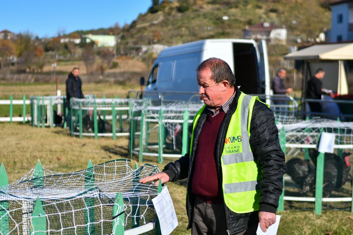 Dëshirojmë t’ju njoftojmë se në📍Tregun e Shpendëve në Baldushk kryhen kontrolle vazhdimisht nga veterineri i zonës. Të gjithë ata që do të blejnë🐔, duhet të jenë të sigurt për cilësinë e tij, pasi ata rriten dhe mbahen nën kujdesin jo vetëm të fermerëve, por edhe të veterinerit
