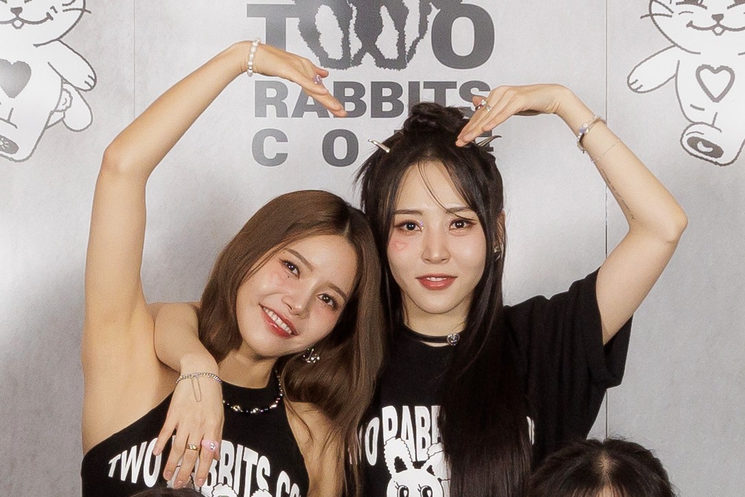 She_Mamamoo's tweet photo. 不對欸不對😎🤭🫠😍
摟這麼緊是...

🔗https://t.co/6Uh5NHaMS0 https://t.co/ZBkqxeZcsx