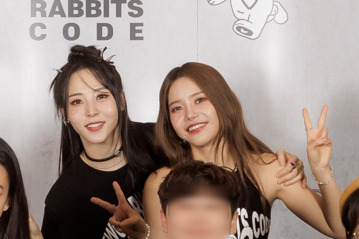 She_Mamamoo's tweet photo. 不對欸不對😎🤭🫠😍
摟這麼緊是...

🔗https://t.co/6Uh5NHaMS0 https://t.co/ZBkqxeZcsx