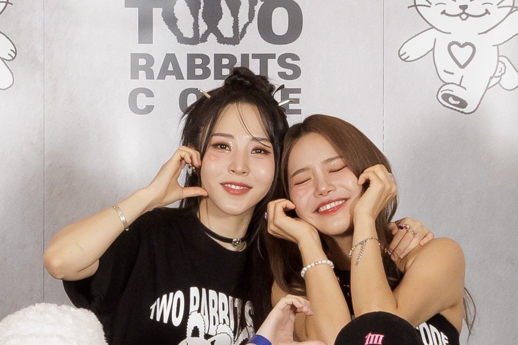 She_Mamamoo's tweet photo. 不對欸不對😎🤭🫠😍
摟這麼緊是...

🔗https://t.co/6Uh5NHaMS0 https://t.co/ZBkqxeZcsx