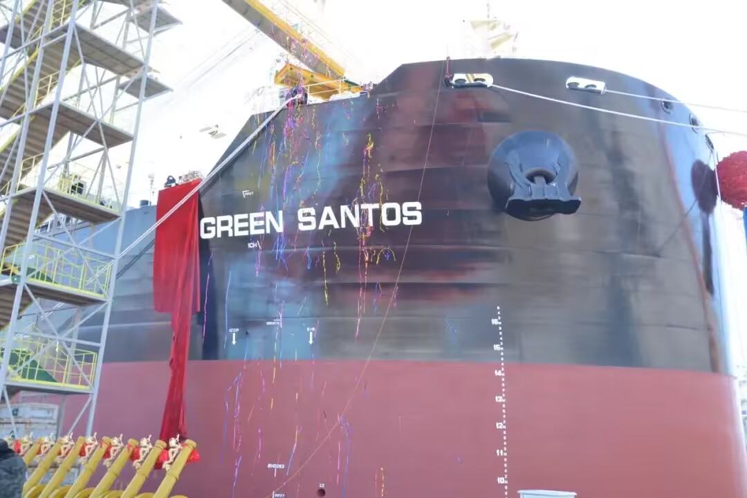 PDChinaBusiness's tweet photo. The world's largest multi-purpose pulp carrier, "Green Santos", was delivered in Dalian, NE China's Liaoning on Friday. The 225-meter-long, 32.36-meter-wide China-built #GreenShip has a deadweight of 77,000 tonnes and will serve the shipping route from #China to #SouthAmerica. https://t.co/Ez0KFZvySM