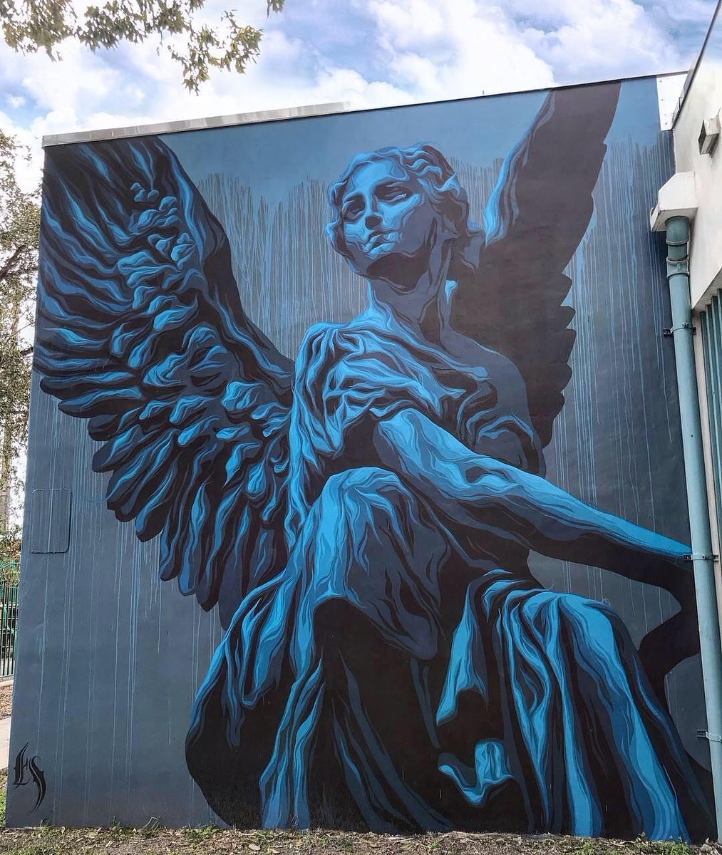 What an eye-catching streetmural by @zoueh_skotnes as part of @therawproject_ Miami 
Photo by: @kaotik954 

#beautifulbizarre #Zoueh #therawproject #ericskotnes #streetartist #streetart #streetmural #angelart #angel #largeart #giantart #outdoorart #loveart #blueart