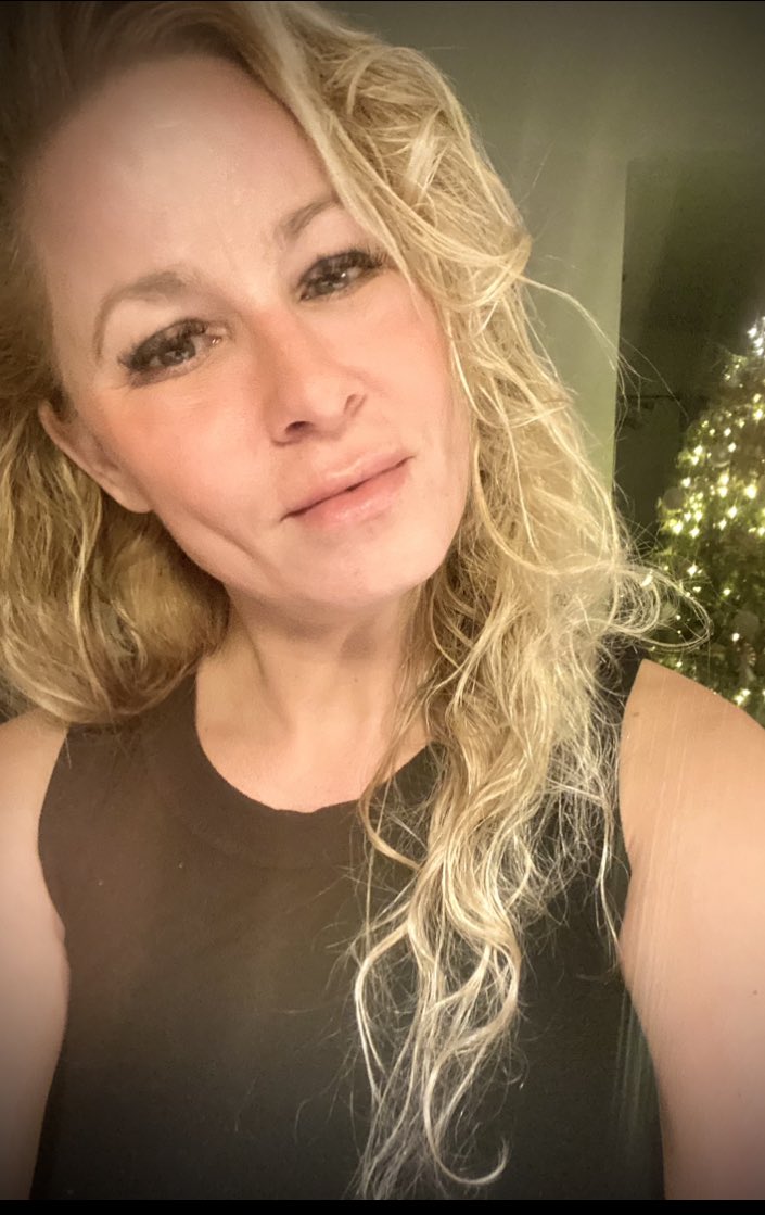 RealAndyLeeShow's tweet photo. My my. Nothing says โIโm lonely on Christmasโ quite like lashing out anonymously at a woman you donโt know.
Hereโs a selfie of me, fresh out of the shower. You can print it off to cuddle with to keep yourself company in your cold, dark basement. ๐ https://t.co/eauoXBfGc1