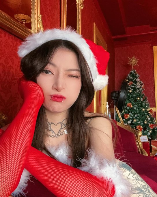 1 pic. Oops almost forgot to post! Merry Christmas ?✨?? https://t.co/oIUx838s0d