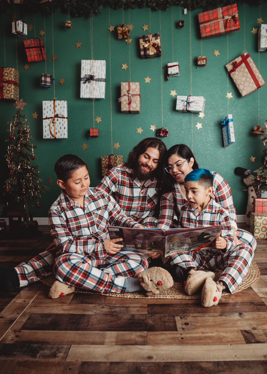 Cariiinnnaaaa's tweet photo. Another Christmas with my favs. 🌲♥️✨ https://t.co/p7P0IUgX3O