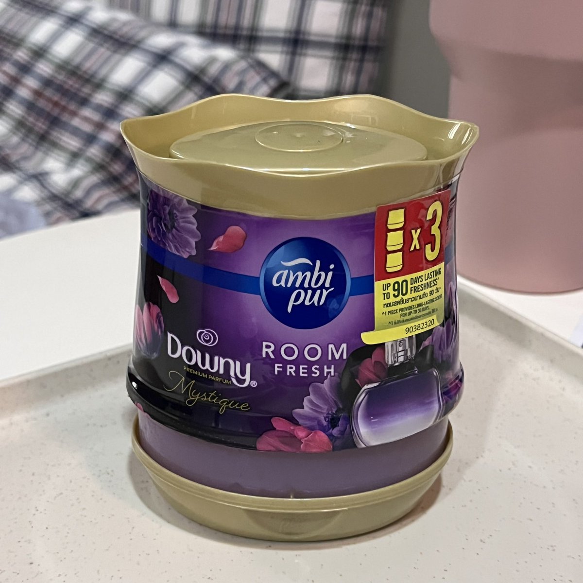 Sawarinni's tweet photo. Ambi Pur Room Fresh Gel Downy สีม่วงคือหอมมากกกก หอมเหมือนผ้าซักใหม่หอมๆเลย จะเอาไว้ในห้อง/ห้องน้ำ/ตู้เสื้อผ้า ห้องนั้นคือหอมทันที คุ้มเงิน!! https://t.co/AW704to1d5