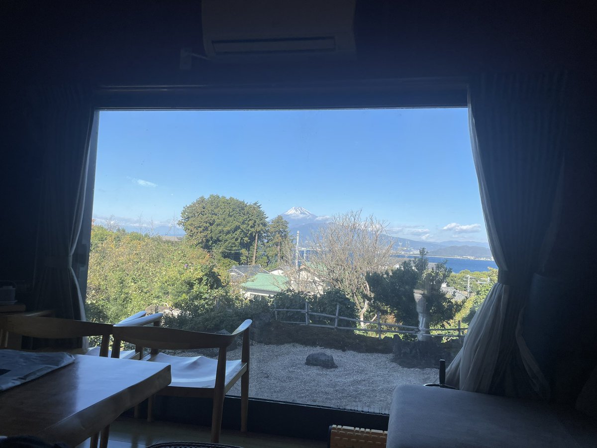 先日お邪魔させて頂いたパパ友親戚邸
居間から富士山見える絶景。