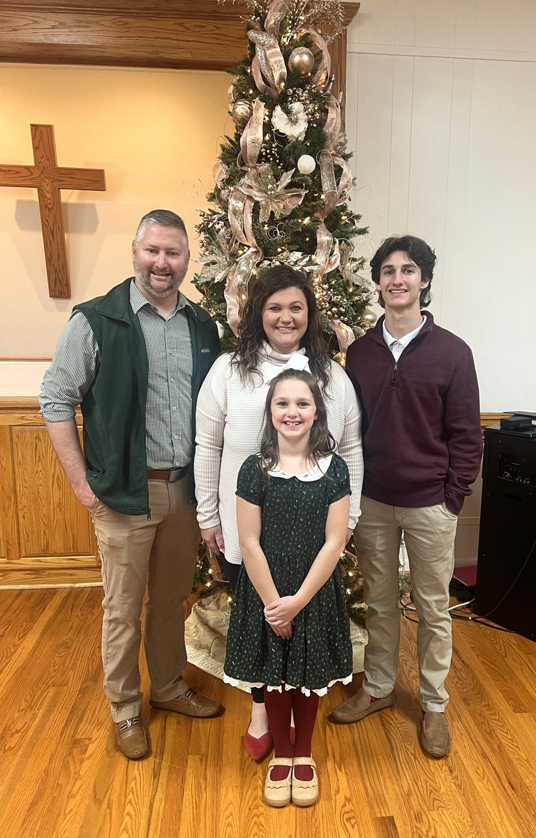 byron_fricks's tweet photo. Merry Christmas from the Fricks family. https://t.co/Cayn5Oot7S