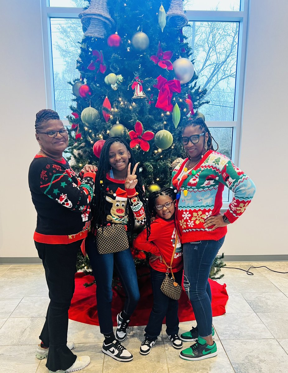 MzEiGhT8_2u's tweet image. Christmas 2023 #DavisGirls❤️💚