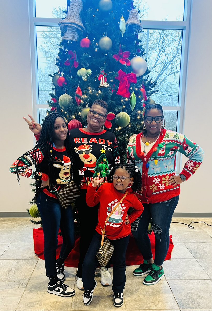 MzEiGhT8_2u's tweet image. Christmas 2023 #DavisGirls❤️💚