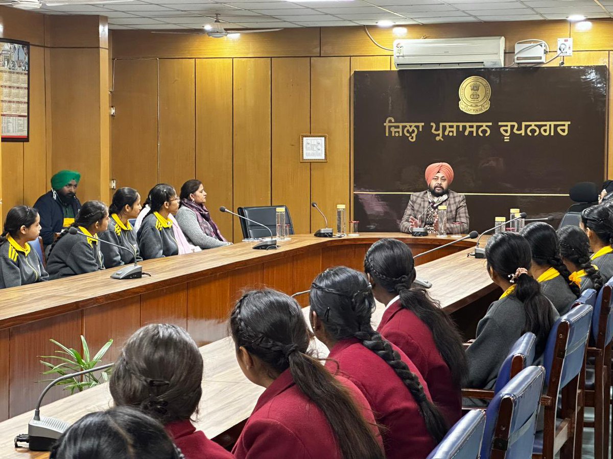 harjotbains's tweet image. Punjab Education Revolution-
Exposure visits for students of School of Eminence, aspiring for UPSC.

They are getting first hand information and doubt solving sessions from on field IAS/IPS, PCS/PPS officers.