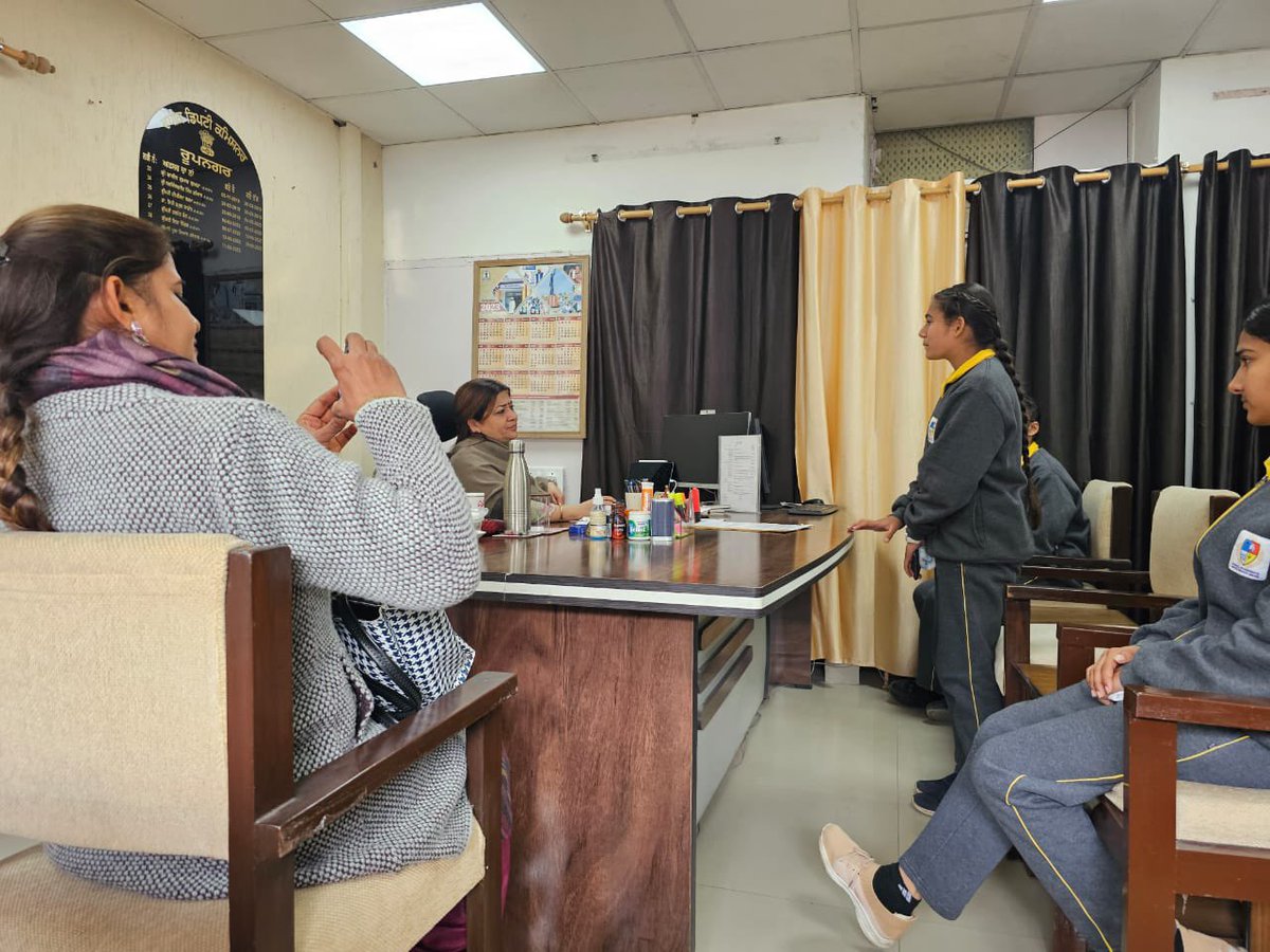 harjotbains's tweet image. Punjab Education Revolution-
Exposure visits for students of School of Eminence, aspiring for UPSC.

They are getting first hand information and doubt solving sessions from on field IAS/IPS, PCS/PPS officers.