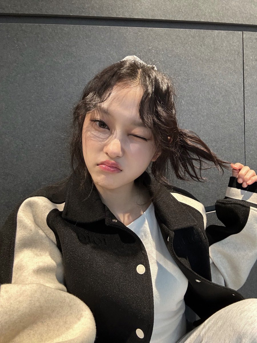 mo9uHR's tweet photo. 231226 포닝 앨범 업데이트 #해린 #HAERIN https://t.co/ZVKrjjqwDj
