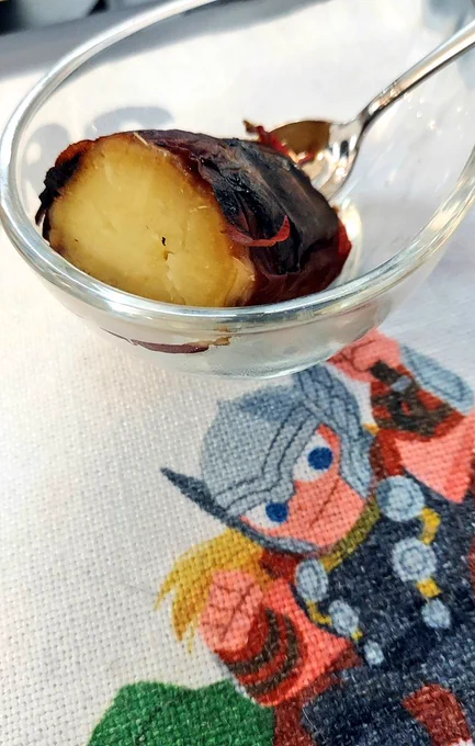おひさしぶり、今日のムジョルニア(おやつ) 整体の先生にもらった焼き芋 ストーブで作ってて、行くたびにいただくけどおいしいんだ  この前コストコの冷凍焼き芋1キロ買ったから、今うち焼き芋すごい(笑)