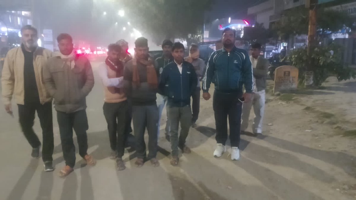 DAYNULMLUCKNOW's tweet photo. बड़ती शीत लहर के दृष्टिगत दिनांक 24 दिसंबर 2023 को वृहद स्तर पर मोबिलाइजेशन अभियान चलाया गया तथा बाहर रात गुज़ार रहे बारह लोगो को देवा रोड आश्रय लाया गया।
#UPCares #SupportforHomeless #NULM #UP #DEVAROAD #SHELTERHOME #LUCKNOW https://t.co/uvPzaexsSB