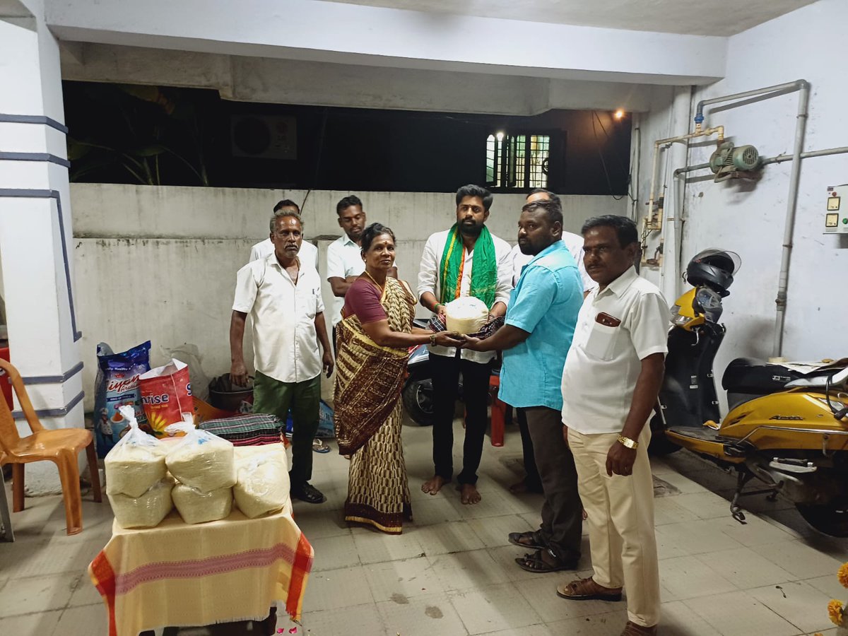 snmramalingam's tweet photo. நேற்று அடல் பிகாரி வாஜ்பாய் பிறந்தநாளை நல்லாட்சி தினமாக கொண்டாடும் வகையில் மழை வெள்ளத்தால் பாதிக்கப்பட்ட மக்களுக்கு அரிசி, போர்வை உள்ளிட்ட பொருட்களை சென்னை கிழக்கு மாவட்ட விவசாய அணி சார்பாக வழங்கினோம். மாவட்ட தலைவர் மற்றும் நிர்வாகிகள் உடன் இருந்தன.
#Vajpaye | #GoodDemocracy | https://t.co/NUanbalFCA