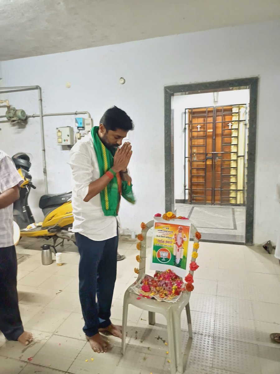 snmramalingam's tweet photo. நேற்று அடல் பிகாரி வாஜ்பாய் பிறந்தநாளை நல்லாட்சி தினமாக கொண்டாடும் வகையில் மழை வெள்ளத்தால் பாதிக்கப்பட்ட மக்களுக்கு அரிசி, போர்வை உள்ளிட்ட பொருட்களை சென்னை கிழக்கு மாவட்ட விவசாய அணி சார்பாக வழங்கினோம். மாவட்ட தலைவர் மற்றும் நிர்வாகிகள் உடன் இருந்தன.
#Vajpaye | #GoodDemocracy | https://t.co/NUanbalFCA