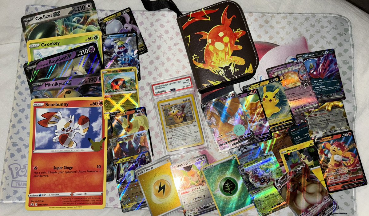 BillottisCards's tweet photo. 🎄Christmas giveaway🎄

Sorry, it’s a little late 😜

To qualify :
Have to be following me 
Retweet
Tag at least one person who isn’t already following me

Winner will be announced on Wednesday 🥰 

**Ps: everything in the photo is the giveaway except for the playmat that’s just so it looks pretty**