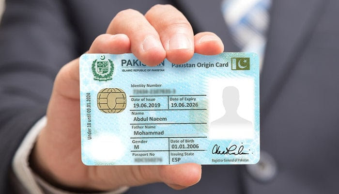 Tariq_2427's tweet photo. پاکستانی شہریت کا قانون کیا ہے؟

پاکستان میں شہریت کے حوالے سے ’پاکستان سیٹیزن شپ ایکٹ 1951‘موجود ہے جس کے تحت ’پاکستانی شہری‘ کی تعریف کے حوالے سے شقیں موجود ہیں۔

اس قانون کے تحت پاکستانی شہری وہ ہوگا جو پاکستانی سرزمین پر 14 اگست، 1947 کے بعد پیدا ہوا اور اس تاریخ کے بعد اس نے کسی دوسرے ملک میں مستقل طور پر رہائش اختیار نہیں کی۔

تاہم اس شق میں یہ بھی لکھا ہے کہ پیدائش کے وقت کسی بھی شخص کے والدین نے کسی دوسرے ملک کی شہریت اختیار نہ کی ہو اور اگر ایسا ہے تو وہ شخص پاکستانی شہری تصور نہیں ہوگا۔

اسی طرح اسی ایکٹ کے تحت وہ شخص پاکستان کا شہری تصور ہوگا، جس کے ایکٹ کے نفاذ کے وقت والدین پاکستانی شہری ہوں۔

افغان پناہ گزین، جو پاکستان میں پیدا ہوئے ہیں، کے لیے 2018 میں اس وقت کے وزیر اعظم عمران خان نے شہریت دینے کا اعلان کیا تھا لیکن افغان پناہ گزیوں کے مطابق ابھی تک اس پر عمل نہیں ہوا۔

پاکستان کی وزارت داخلہ کے مطابق پاکستان میں تقریباً 40 لاکھ افغان پناہ گزین (رجسٹرڈ اور نان رجسٹرڈ) موجود ہیں جو مختلف مواقع پر پاکستان نقل مکانی کر کے آئے تھے، اور ان کی سب سے زیادہ تعداد خیبر پختونخوا اور بلوچستان میں آباد ہے۔
👇
پشاور ہائیکورٹ نے 109 افغان باشندوں کو پاکستان اوریجن کارڈ (پی او سی) جاری کرنے کا حکم دیا تھا۔

 پشاور ہائیکورٹ کے جسٹس ارشد علی اور جسٹس وقار احمد نے پاکستانیوں سے شادی کرنے والے افغان باشندوں کی جانب سے پی او سی کیلئے کیس کی سماعت کی۔

درخواستگزار کی جانب سے سیف اللہ محب کاکاخیل ایڈووکیٹ عدالت میں پیش ہوئے۔

وکیل درخواستگزار نےعدالت کو بتایا کہ پی او سی کارڈ کا حامل شخص صرف پاسپورٹ اور ووٹ نہیں ڈال سکتا ہے لیکن پاکستانی شہری کی طرح تمام حقوق حاصل کرسکتا ہے۔

وکیل درخواستگزار نے عدالت کو بتایا کہ پاکستانیوں کے ساتھ شادی شدہ افغان باشندوں کو پی او سی جاری نہ کرنا غیرقانونی عمل ہے۔

پشاور ہائیکورٹ نے 109 افغان باشندوں کی درخواستیں منظور کرتے ہوئے انہیں پاکستان اوریجن کارڈ جاری کرنے کا حکم دے دیا۔