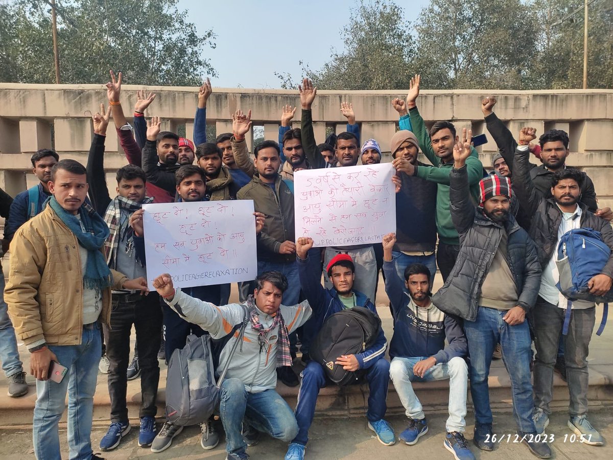 यूपी पुलिस भर्ती में आयु सीमा में छूट ना मिलने से आहत नौजवान
#UP_सवर्ण_MLA_गूंगे_हैं ट्रेंड करवा रहे हैं! इनको यह नहीं पता कि कुर्सी मिलते ही नेता गूंगे ही नहीं अंधे व बहरे भी हो जाते हैं! न होते तो  #UPPOLICEAGERELAXATION #UP_Police_सवर्ण_उम्रसीमा_छूट दिखाई या सुनाई दे गया होता!