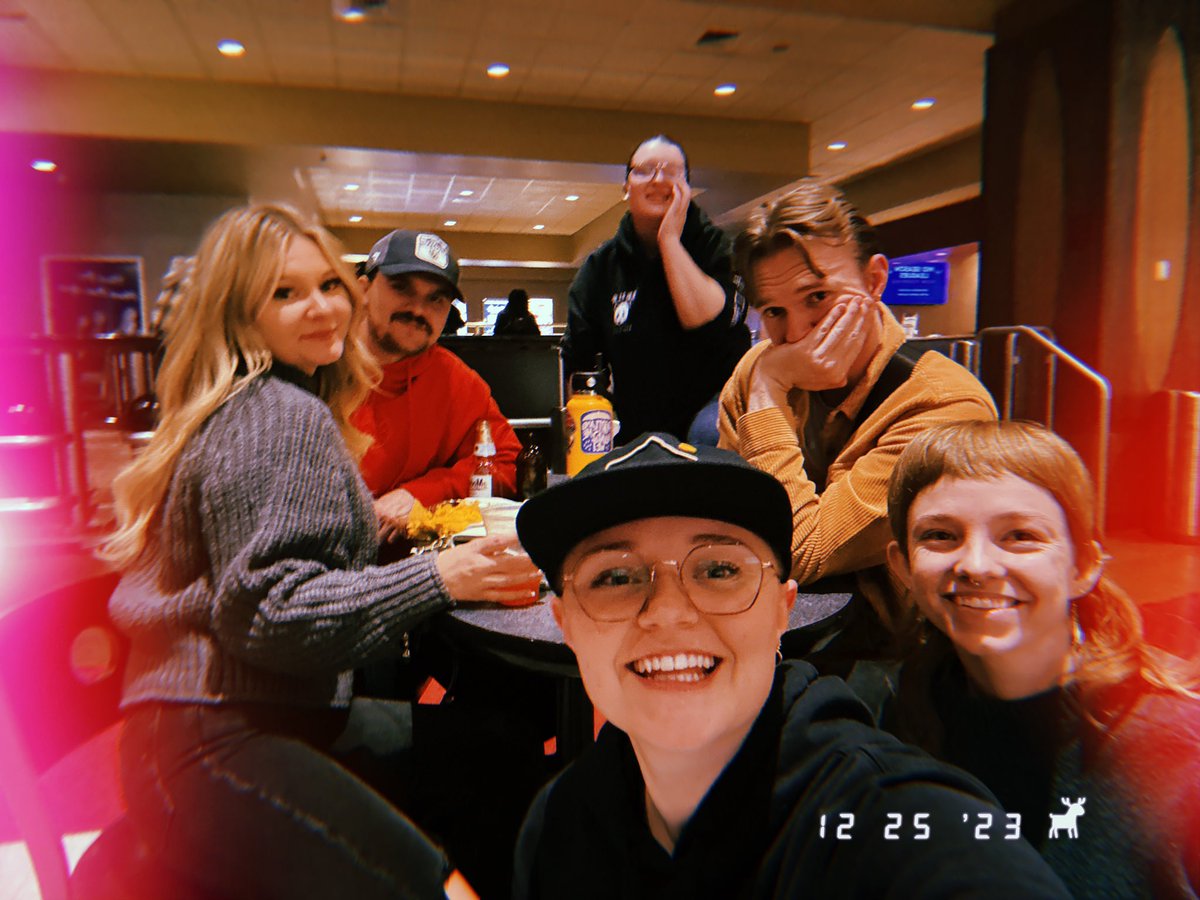 personaIIy's tweet photo. Christmas with the fam 🎳 ✨ https://t.co/fxoeFadUES