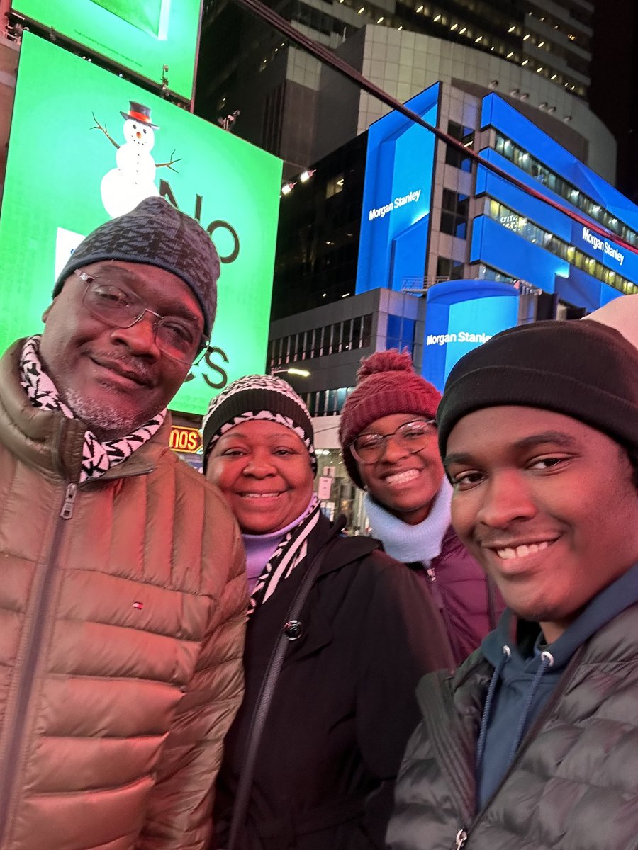 Pwilliams3000's tweet photo. Merry Christmas from the Williams Family ❤️🎄 https://t.co/XXoKQFeYS5