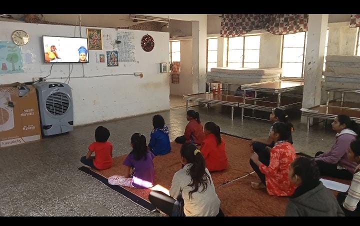 dcpuarvalli's tweet photo. આજરોજ વીર બાલ દિવસની ઉજવણી અંતર્ગત સરકારી ચિલ્ડ્રન હોમ ફોર ગર્લ્સ, અરવલ્લી ખાતે આશ્રિત બાળાઓ સાથે નિબંધ લેખન તથા ચિત્ર સ્પર્ધાનું આયોજન કરવામાં આવ્યું તેમજ માન. વડાપ્રધાનશ્રીનો સંદેશ અને ડિજીટલ પ્રદર્શન નિહાળવામાં આવ્યું @CollectorArvali @Gujaratscps @SocialDsd https://t.co/Gj3qHC58gJ