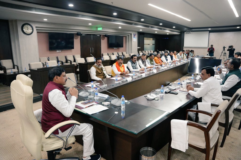 CMMadhyaPradesh's tweet photo. मुख्यमंत्री डॉ मोहन यादव ने आज मंत्रालय में आयोजित बैठक में मंत्रिमंडल के सदस्यों के साथ जनकल्याण से जुड़े विभिन्न विषयों पर महत्वपूर्ण चर्चा की।

बैठक में उपमुख्यमंत्री श्री @rshuklabjp एवं श्री @JagdishDevdaBJP भी उपस्थित थे। 

@DrMohanYadav51 https://t.co/o5PmVtSoaD
