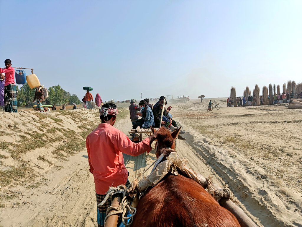 SohanYouthNetG's tweet photo. 🐎 Embracing tradition in #Kurigram &amp; Lalmonirhat! 20,000 horse-drawn carts weave through the char areas, serving as vital lifelines.

Navigating where paved roads can't, they're more than just carts—they're livelihoods.

Let's celebrate the resilience &amp; heritage of these wheels! https://t.co/6oTycLoufT