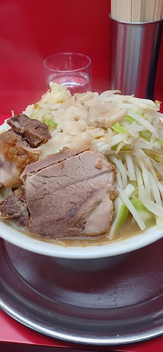 NobuhiroSakata's tweet photo. 昨日に顔見知りの「麺でる　田園調布店」にお邪魔しました。

２代目店主さんは、相変わらず一人でオペレーションを回していましたが、相変わらずの素晴らしい接客。
スープや麺もグレードアップして美味しく頂きました🍜
ありがとうございました！
#田園調布　#ラーメン二郎系　#麺でる　#ラーメン https://t.co/fsKg9arVgh