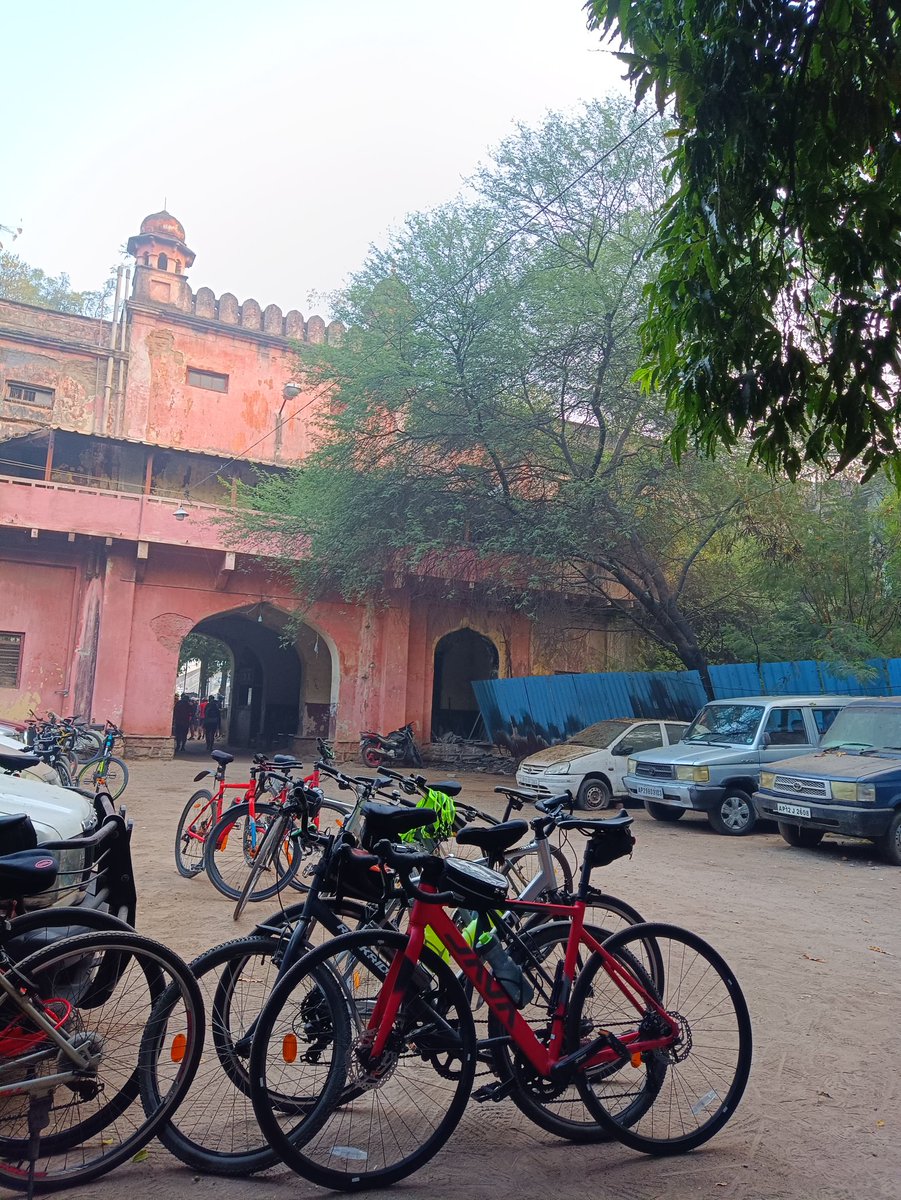 #HyderabadCyclingRevolution Happy Hyderabad Cyclist Thanks @historianhaseeb for organising Heritage Ride to Tipu Khan Sarai / Nampally Sarai #heritageofindia #Heritage #HeritageCity #CyclingCommunityOfHyderabad #Cyclist #Hyderabad @TelanganaCMO @TSMAUDOnline @HMDA_Gov