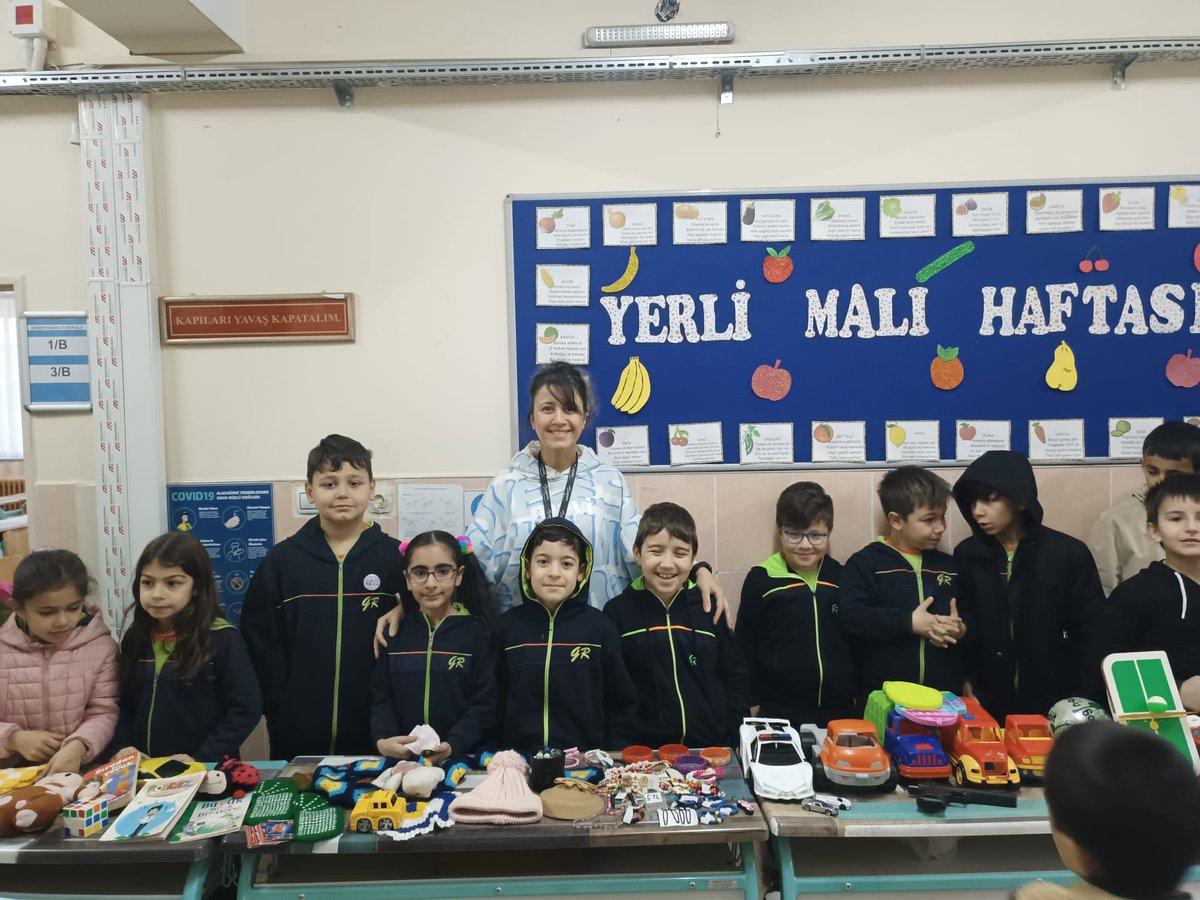 GunerRubac's tweet photo. 3.sınıf öğretmen ve öğrencileri"Tutumlu Sınıflar Projesi" kapsamında, öğrencilerine 2.El Pazarı kurdurup öğrencilerimiz kendi getirdikleri ürünleri okulda satmıştır.Bu satıştan elde edilen gelir, ilgili hayır kurumuna bağışlanacaktır. @bursailmem16 @Osmangazi_MEM https://t.co/lu5wPGRsej