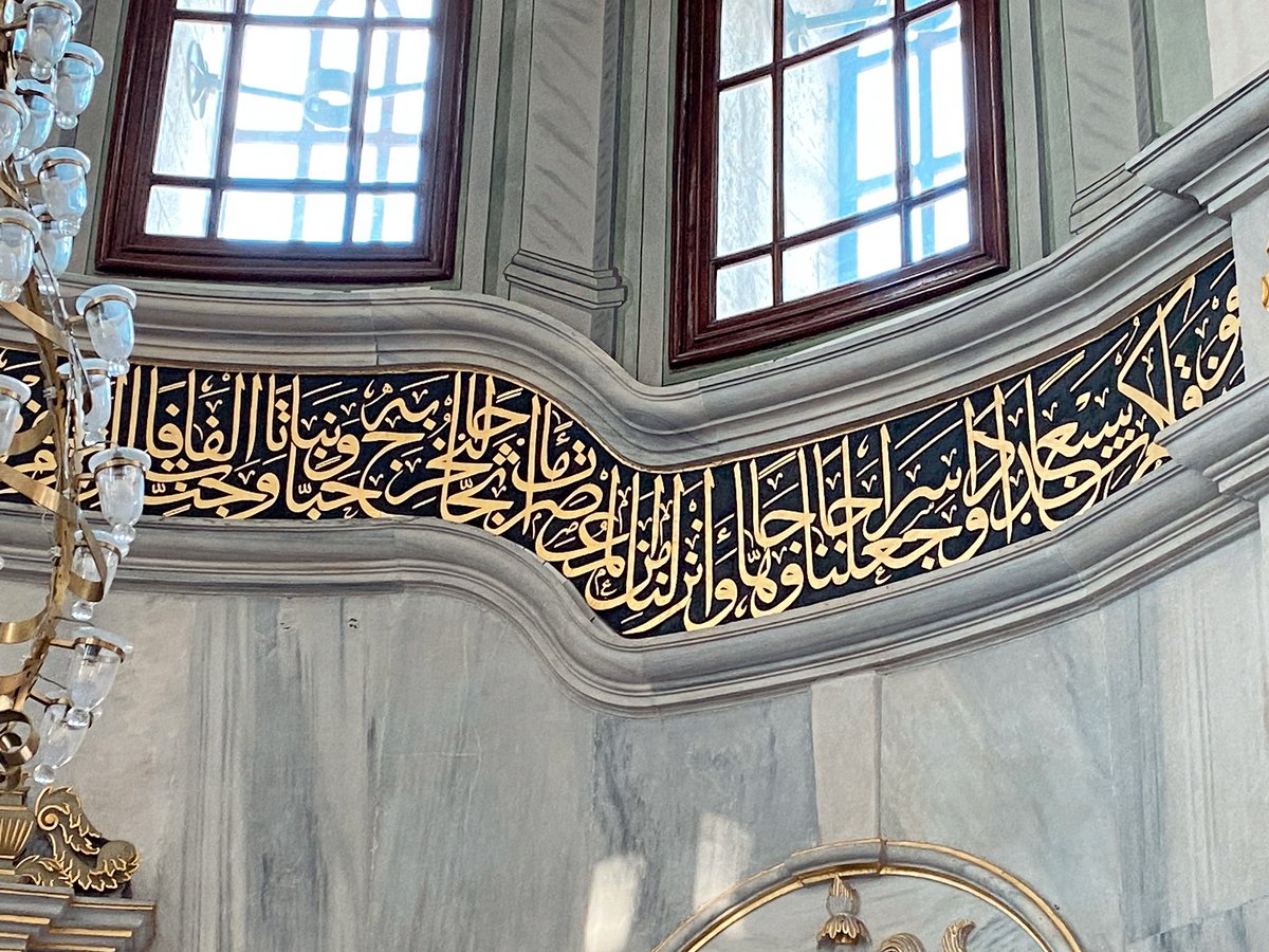 TahaSahinPics's tweet photo. Bizi öncekilerden farklı yapan bir detay hep oldu. Nusretiye’deki bir kıvrım dahi geleneksel hat sanatımızı tekrar düşünmeye sevk etmiş ve rahatlıkla üstesinden gelinmiş.

Geldiğimiz noktada geleneksele hakimiyet ve çağdaş olmaktan ne kadar anlıyoruz bir durup düşünelim. https://t.co/Qco2jbLCdN