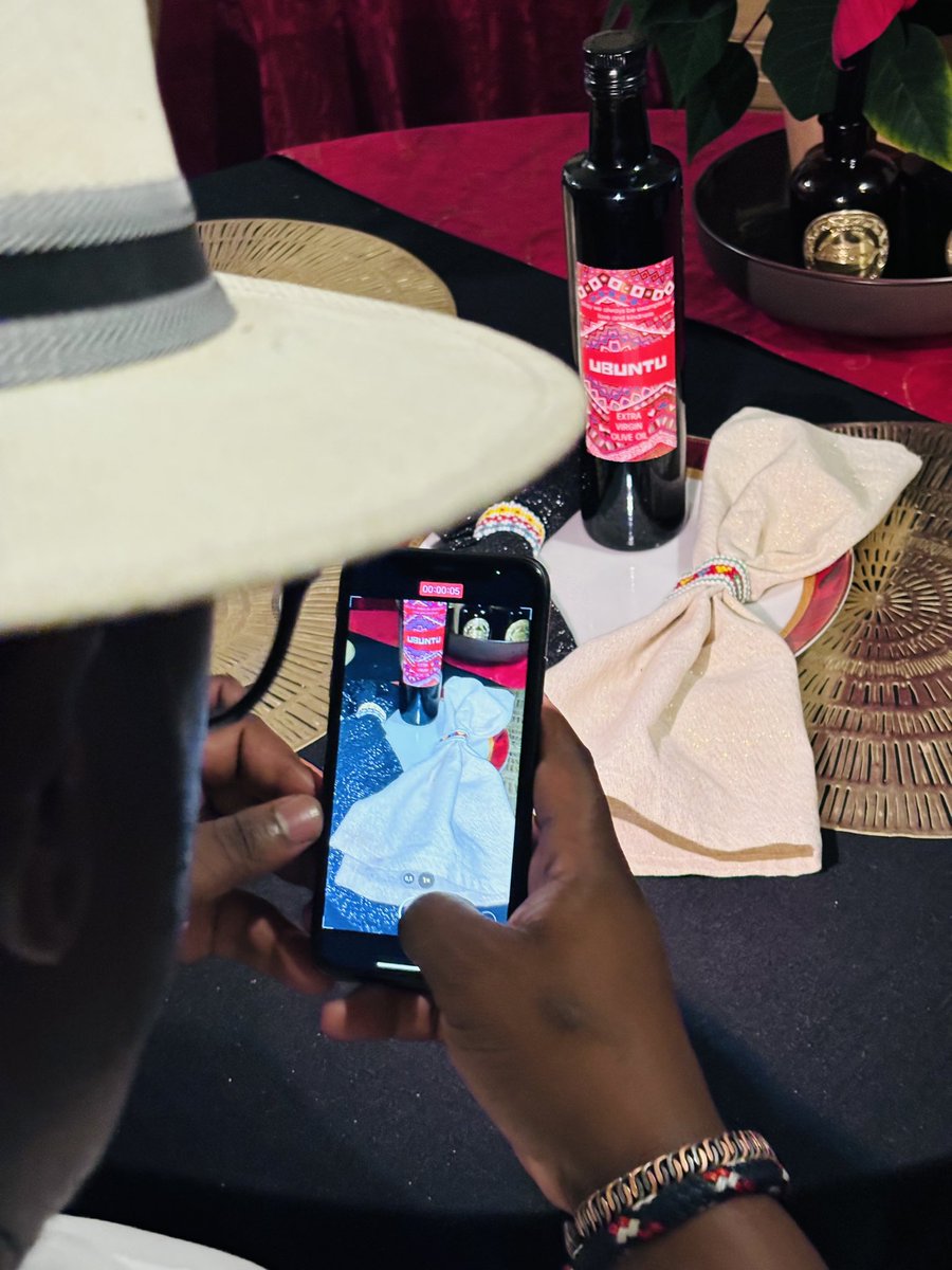 samhendricksZA's tweet photo. And how was my #Christmas? Well, I got to spend it with my friend @LoyisoManga1 I met here on the X-streets. From followers to friends in the Spirit of Ubuntu 🫶🏼🎄

Next year when your family is far... join us! 

#UbuntuEVOO
#BalsamicVinegar 
#home 
🇿🇦💕 https://t.co/QPNCcBbdXd