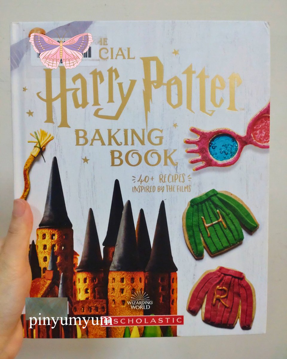 Accio速速前！今天借到了一本哈利波特烘焙書，感覺好有趣！雖然是英文版，但我打算抽點時間來嘗試做一些魔法點心。期待未來的魔法大餐！📚🧁✨

#哈利波特 #烘焙 #烘焙書 #harrypotter #bakingbook