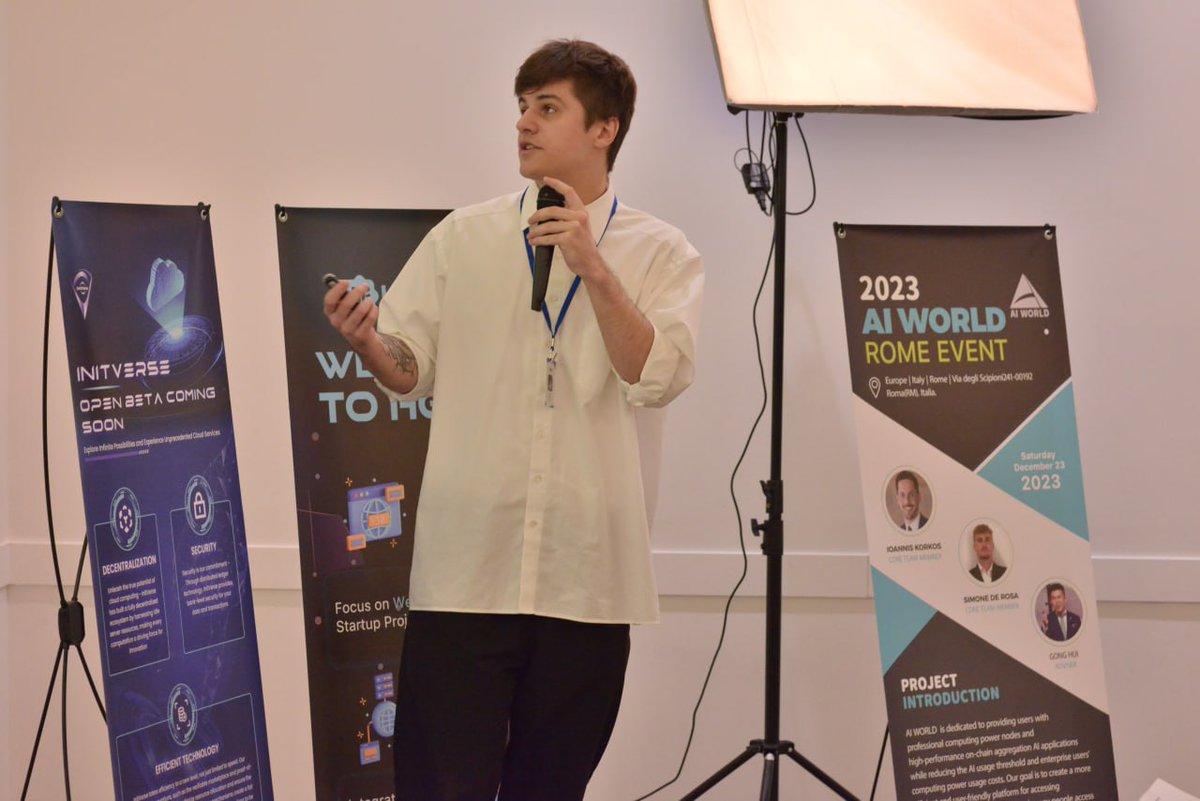 Hey, this guy looks quite handsome!🤪🤪