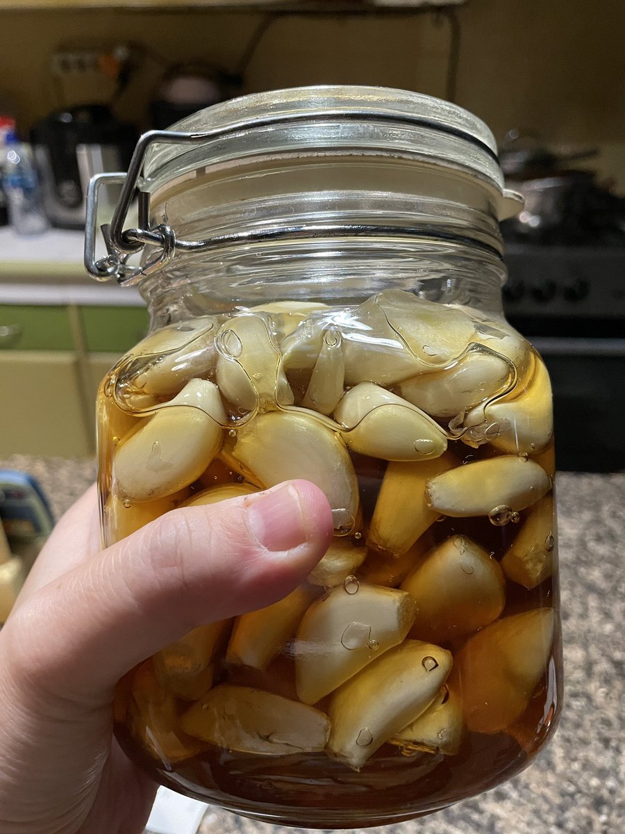 Bawang putih direndam madu sejak 11 Desember, barusan dicobain masih ada rasa bawang putihnya, tekstur renyah tapi udh gak ada pedasnya, jadi manis banget. Ga keberatan banget sih makan sebutir pagi sebutir malam. Makasih ko <a href="/glennmars/">glennmars</a> inspirasinya ❤️