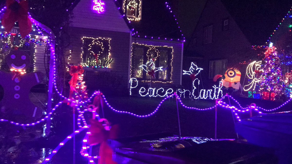 LabAgarwal's tweet image. Holiday Decorations at Peacock lane in SE Portland