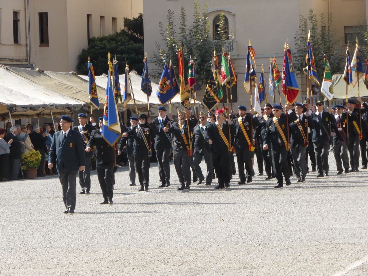 ¡Buenos Días! No queremos dejar pasar estas fechas sin dedicar un cariñoso recuerdo a nuestros #Veteranos. "Tratará al militar retirado con el respeto y consideración que merecen su dedicación y servicios prestados" ¡Gracias por ser parte de nuestra historia! #SomostuEjército 🇪🇸
