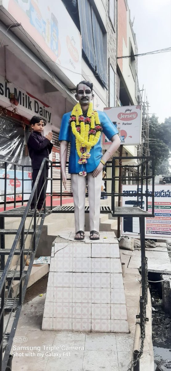 ChandraTheegala's tweet photo. బెజవాడ బొబ్బిలి పేద బడుగు బలహీన వర్గాల దైవం, దైర్యం శ్రీ వంగవీటి మోహన రంగా గారి 35వ వర్ధంతి సందర్భంగా ఇవే మా ఘన నివాళులు..జై వంగవీటి ️ జోహార్ రంగన్న ✊️✊️✊️ @JanaSenaParty
@PawanKalyan @mnadendla
@mnadendla @NagaBabuOffl @JSPManuKranth @AjayaKumarJSP

#Vangaveeti #వంగవీటి https://t.co/oP7buftSdT