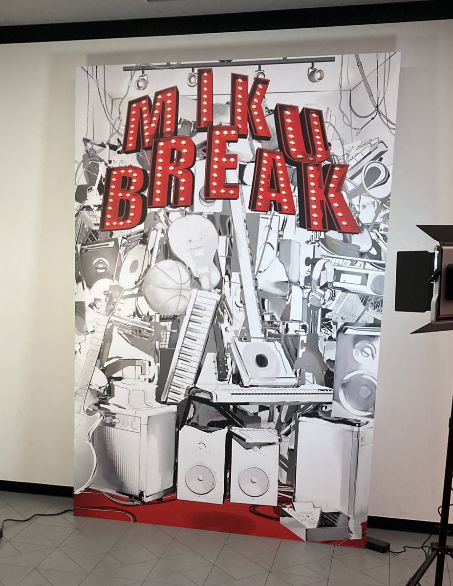 Hi_sui_hou's tweet photo. 先日24日にMIKU BREAK Xmas Partyが開催されました!
今回も全体の映像管理や下記映像の制作に携わりました!
・全編通したLED内の空間演出
・Opening/Shower/Slick Flexin'/SPACE/DROP/SHINTARO V PROJECT/Overlap/That`sMyZone/WeAreHatsuneMiku の映像演出
#MIKUBREAK
#CONDENSE
#thinkandsense https://t.co/hdeME9iAMB