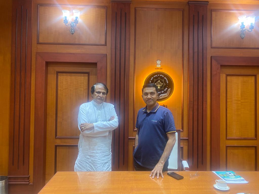 sureshpprabhu's tweet photo. Good to meet @goacm and @DrPramodPSawant. The huge potential of Goa can be tapped through #VibrantGoa, benefiting youth, farmers, and fishermen, generating more income and employment for these important pillars of society. https://t.co/XRc33aYW5E