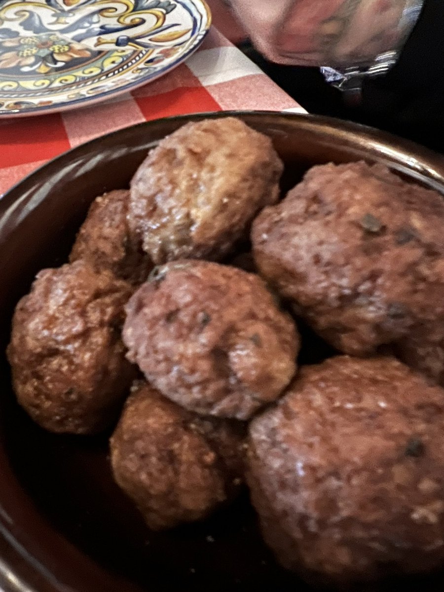 Il sobrio Natale monarchico si apre così 🤟🏻🤟🏻🤟🏻polpette fritte e a seguire……..