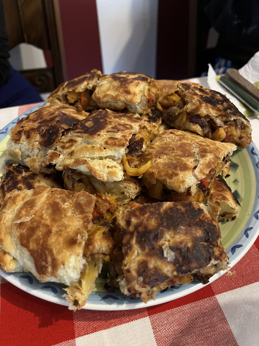 Calzone di sfoglia ripieno con peperoni alla brace, olive, cappero, pomodori secchi, scamorza affumicata e peperoncino