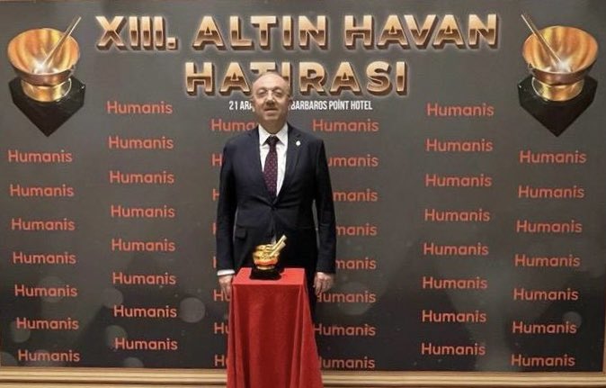 6 Şubat depreminde İslahiye ve Nurdağı’nda verdiğimiz ilaç hizmeti için odamız Altın Havan Ödülü’ne layık görüldü.
Bu ödülü iki çadır eczanede birlikte çalıştığımız Çanakkale, Mersin, Tekirdağ, Edirne, Kırklareli, Afyon Eczacı Odaları, eczane teknisyenleri, koop, depo ve ilaç