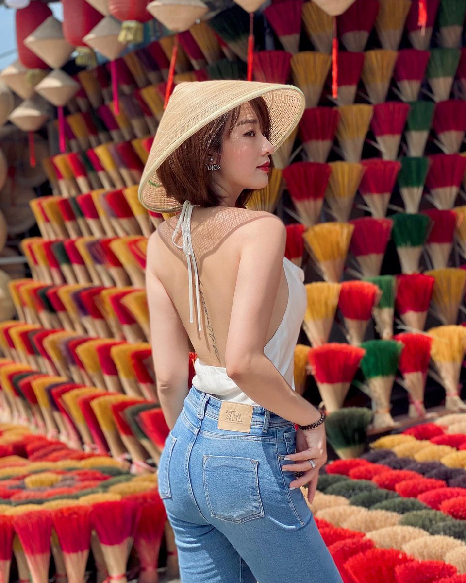 Chào bạn! Tôi là một người phụ nữ thông minh và sáng tạo, hy vọng tìm được một người bạn nam có cái nhìn thoáng đãng và đam mê cuộc sống.